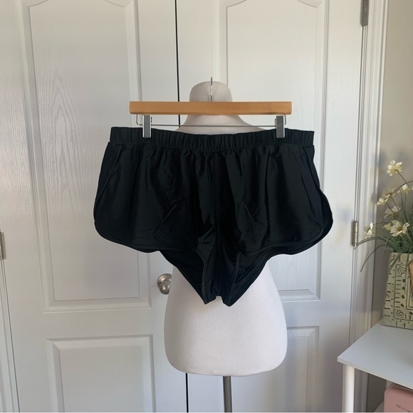 Simple Cacique Black Track Shorts - Picture 2 of 7